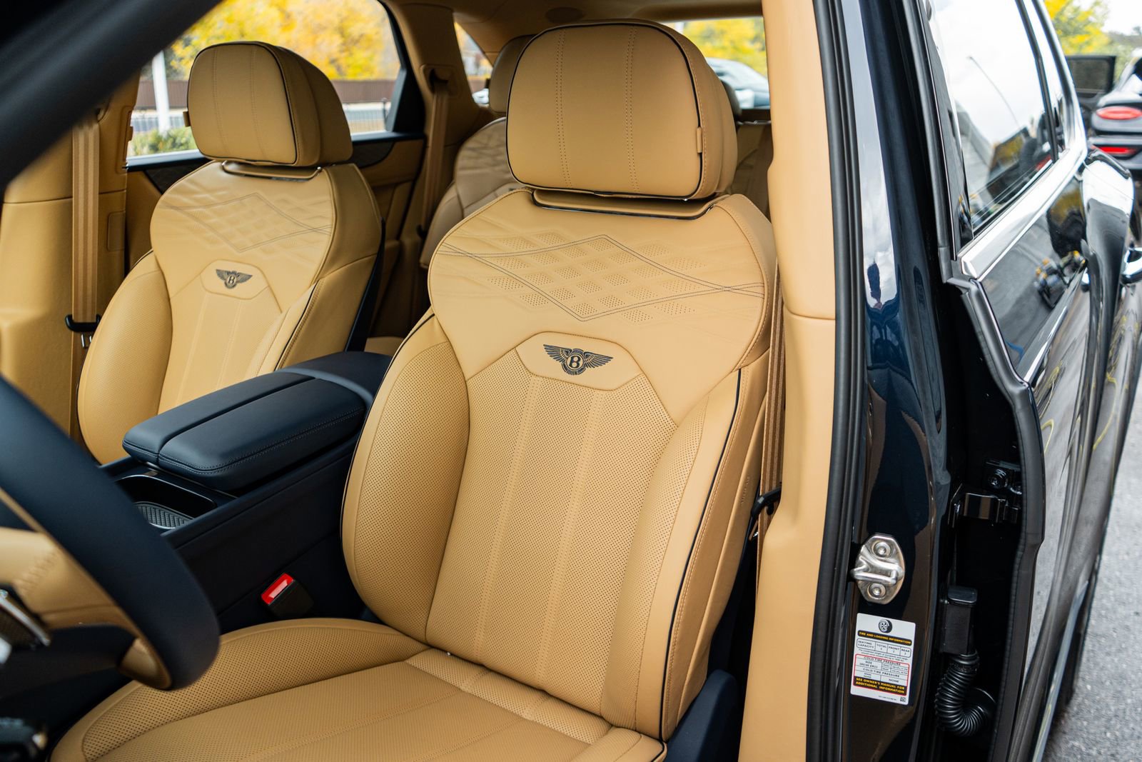 Used 2025 Bentley Bentayga image 27