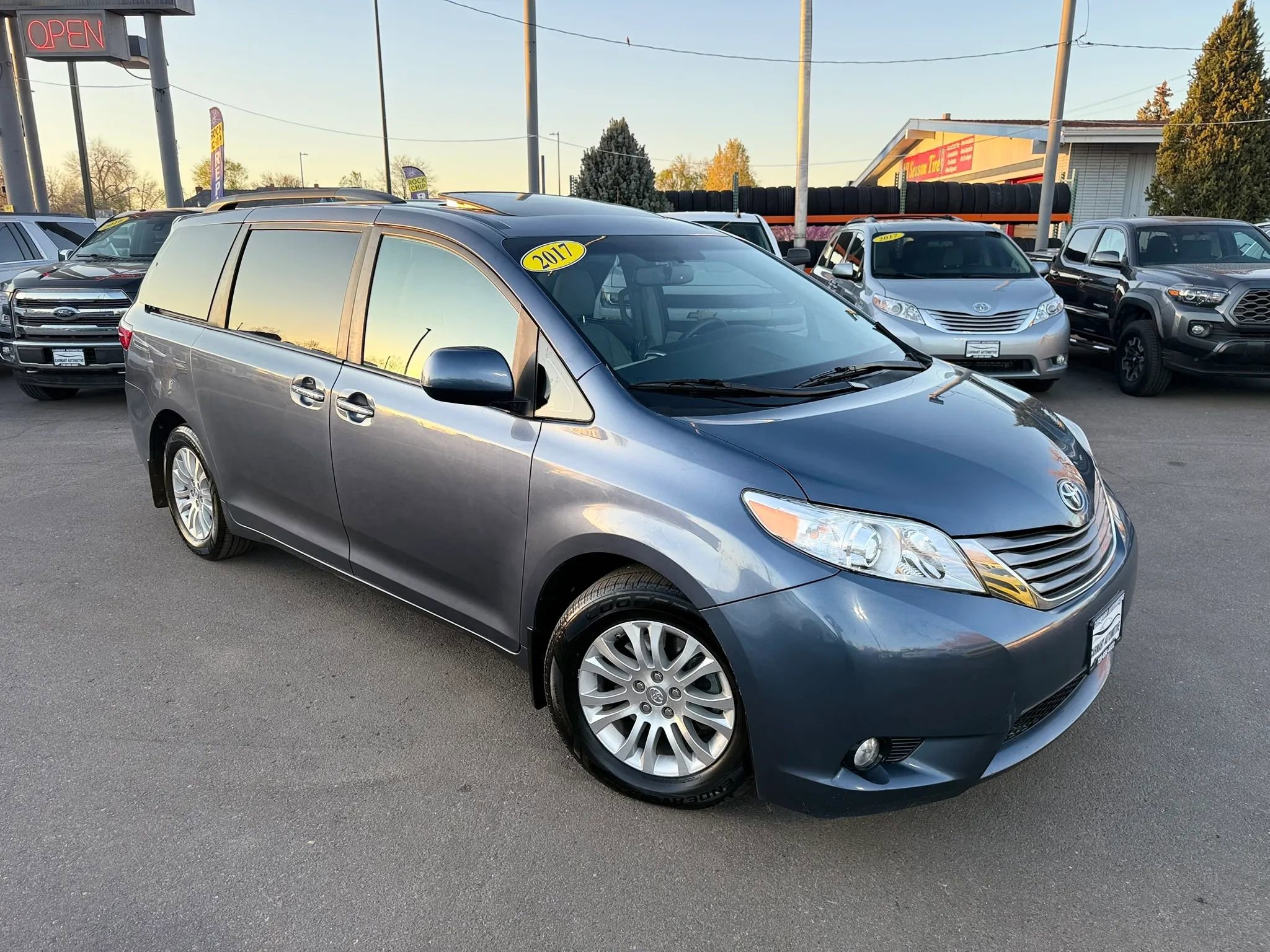 Used 2017 Toyota Sienna XLE w/ XLE Navigation Package FWD image 3