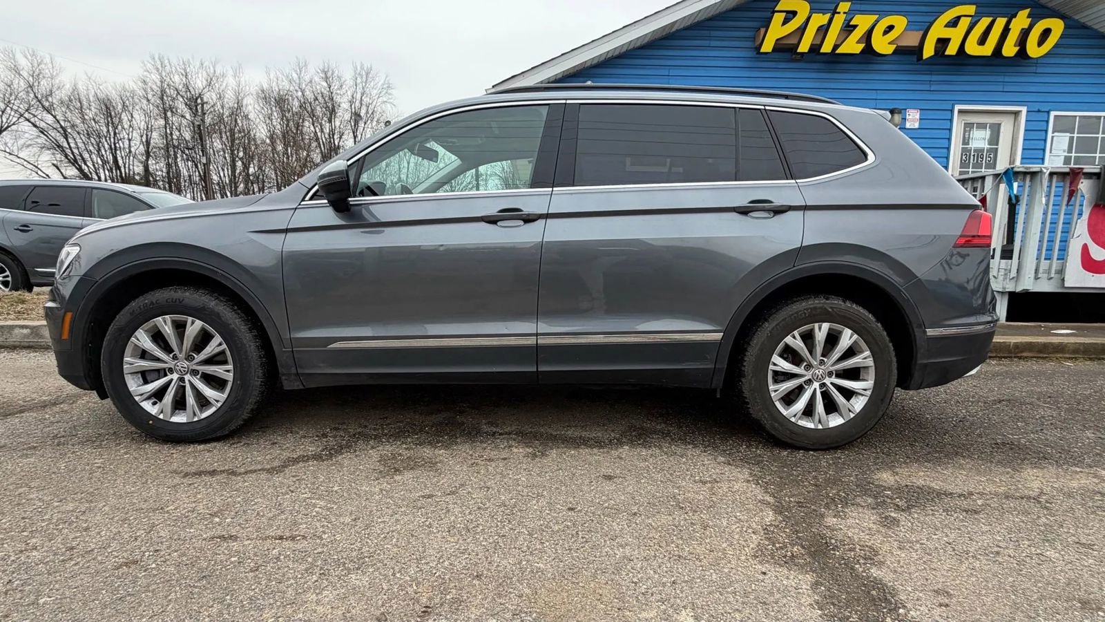 Used 2018 Volkswagen Tiguan SE w/ Panoramic Sunroof Package image 9