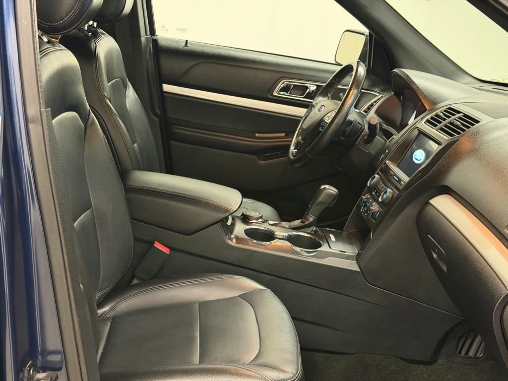 Used 2017 Ford Explorer XLT w/ Equipment Group 202A AWD/4WD image 25