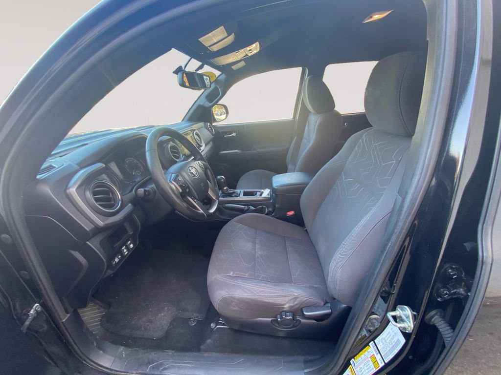 Used 2017 Toyota Tacoma TRD Sport w/ Tow Package (A/T) image 9