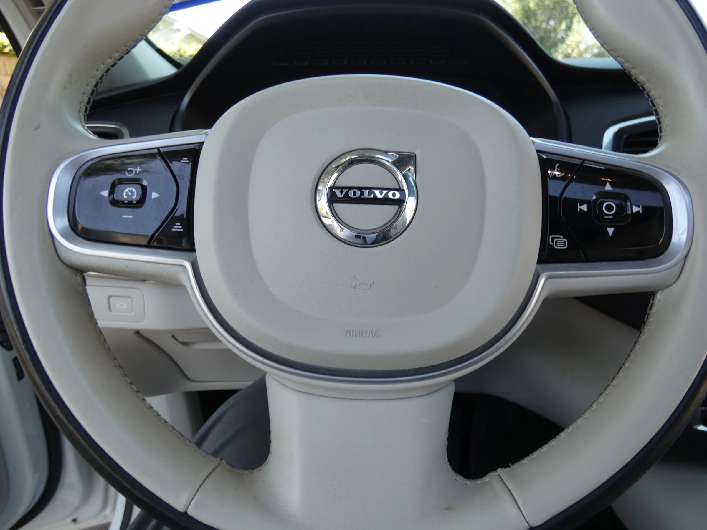 Used 2020 Volvo XC90 T6 Momentum image 70