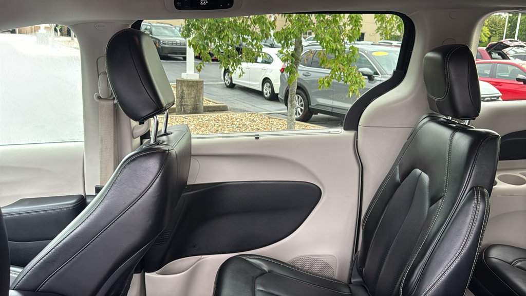 Used 2023 Chrysler Pacifica Touring-L FWD image 27