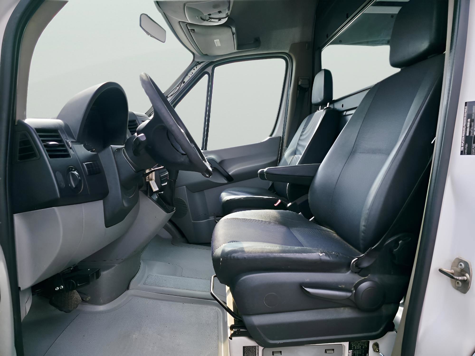 Used 2008 Freightliner Sprinter 3500 image 9