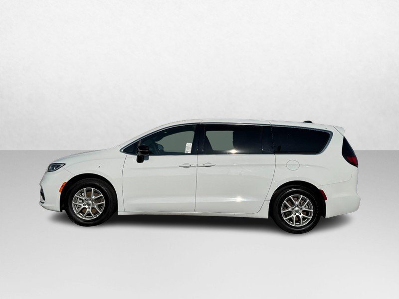 Used 2025 Chrysler Pacifica Select image 8