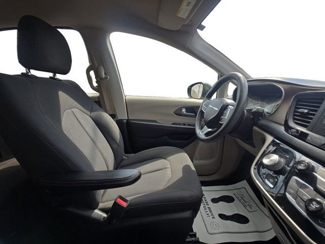 Used 2017 Chrysler Pacifica Touring FWD image 15