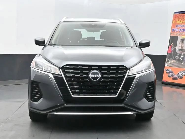 Used 2023 Nissan Kicks SV image 3