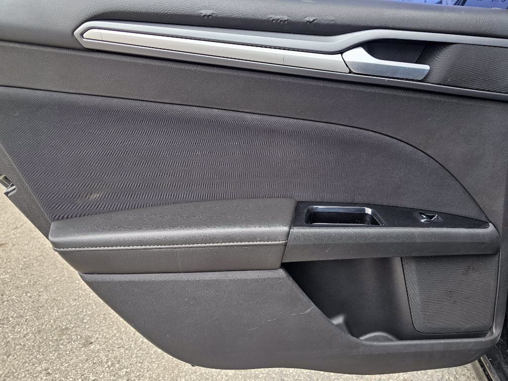 Used 2015 Ford Fusion SE FWD image 32