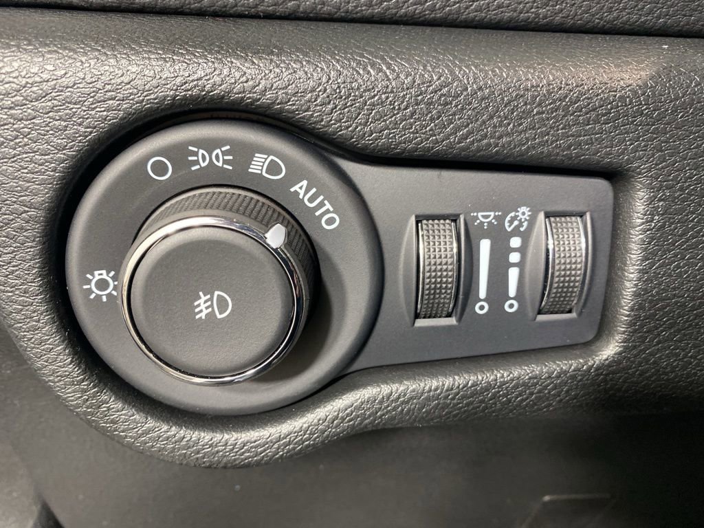 Used 2026 Chrysler Pacifica Select image 10