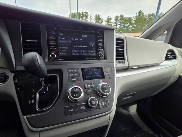 Used 2020 Toyota Sienna LE w/ LE Preferred Package FWD image 23