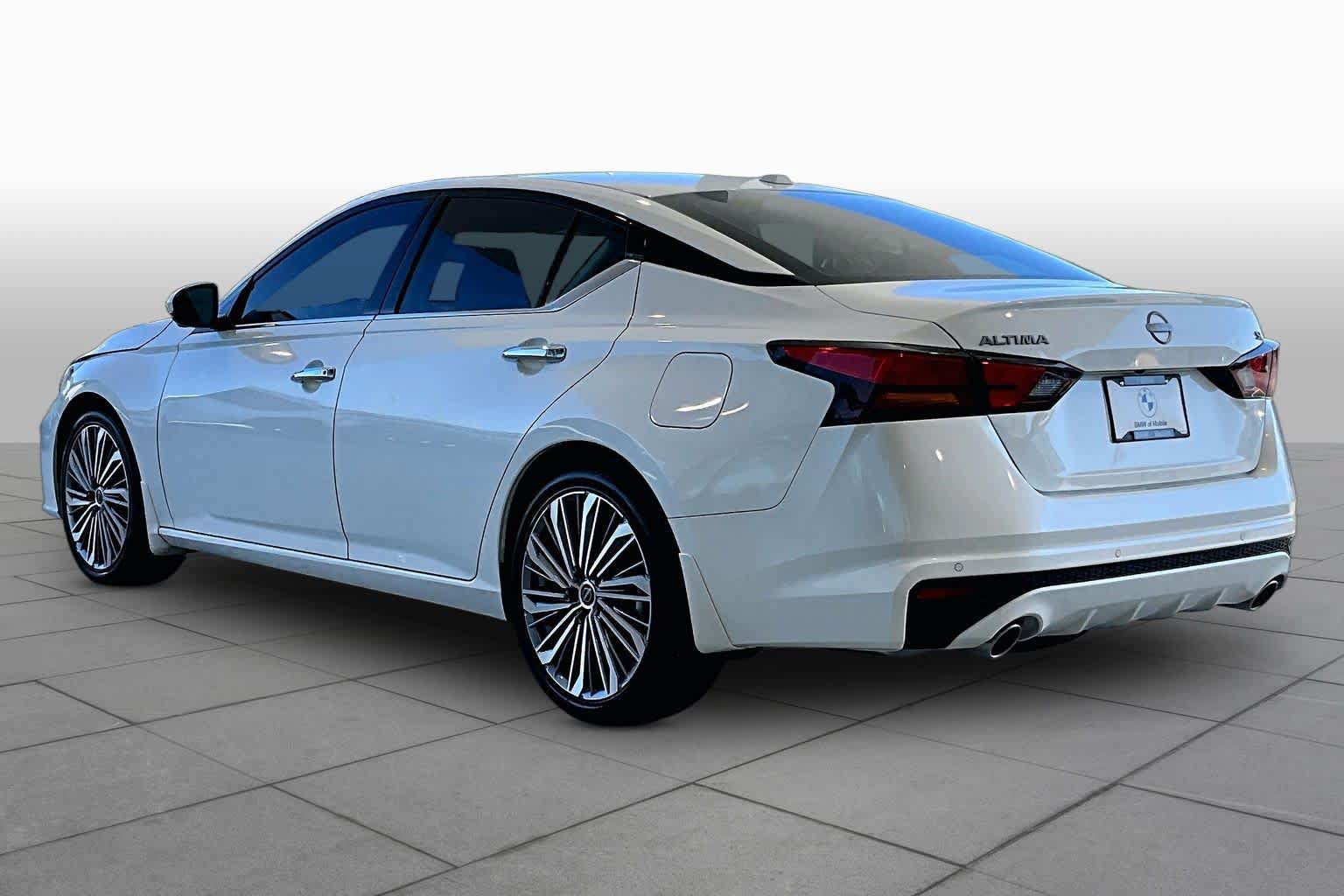 Used 2025 Nissan Altima 2.5 SL FWD image 11