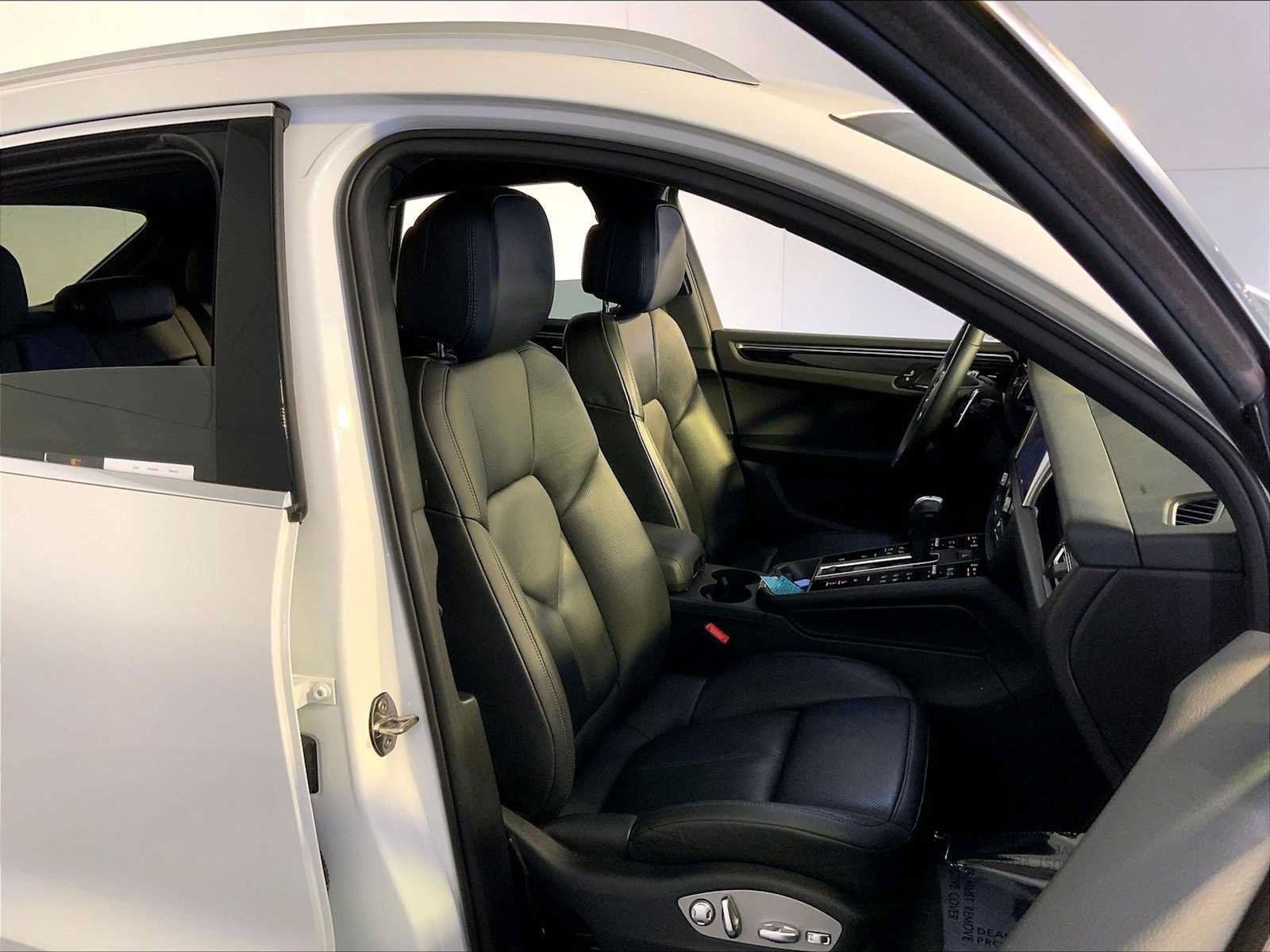 Certified 2024 Porsche Macan AWD/4WD image 18