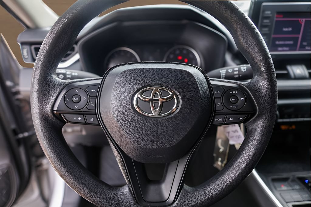 Used 2021 Toyota RAV4 LE FWD image 12