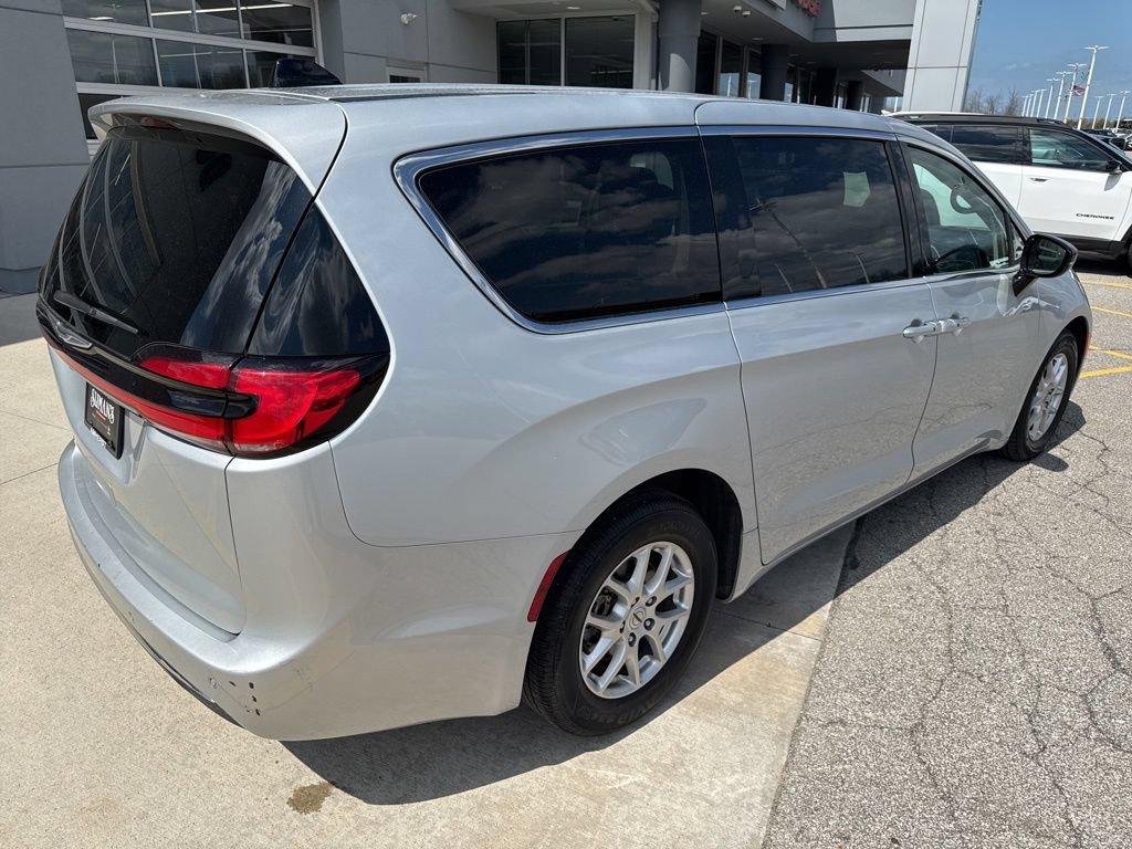 Used 2024 Chrysler Pacifica Touring-L FWD image 5
