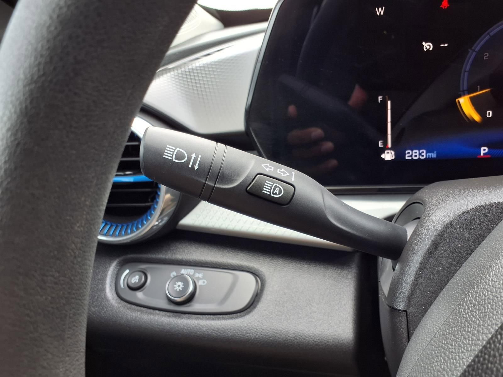 Used 2025 Chevrolet Trax LT FWD image 17