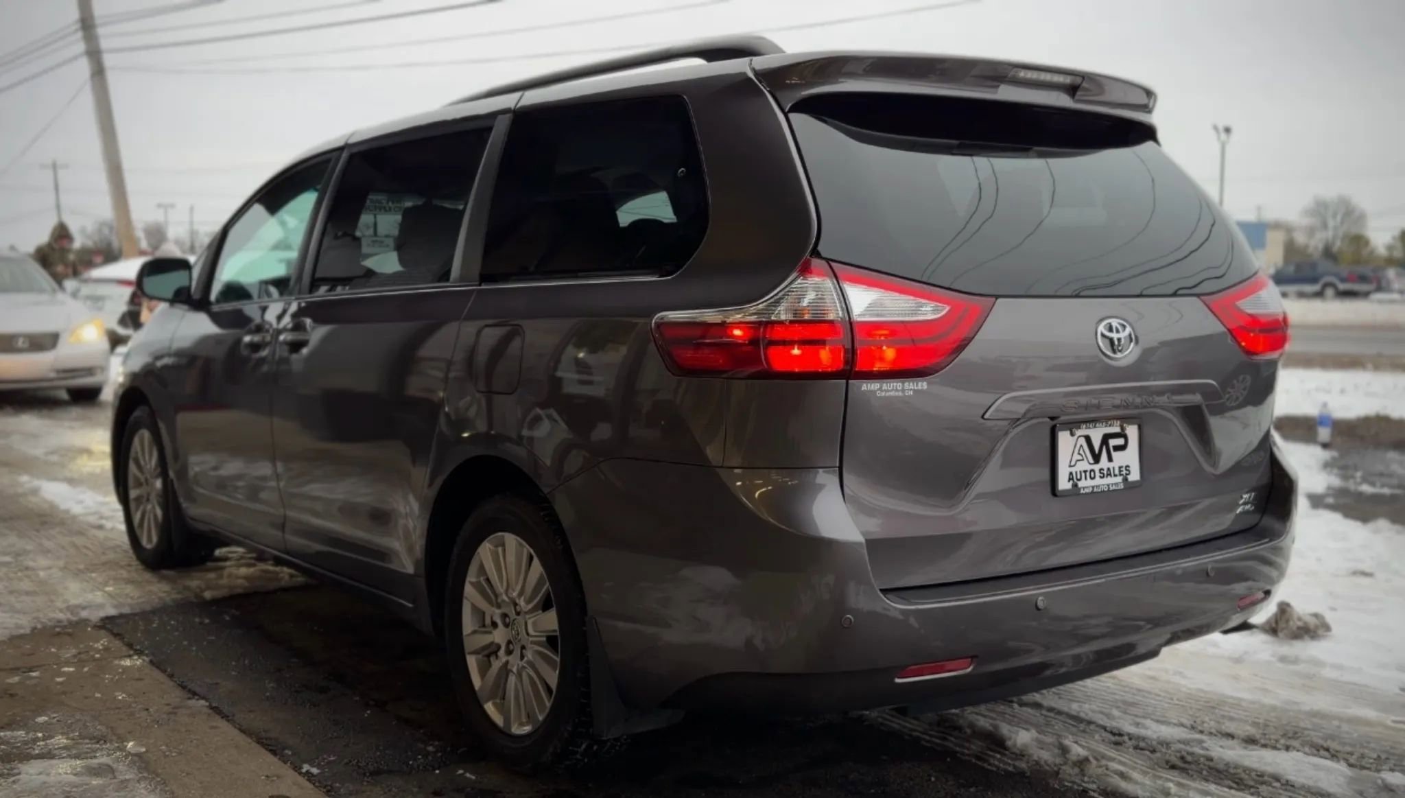 Used 2017 Toyota Sienna XLE image 5