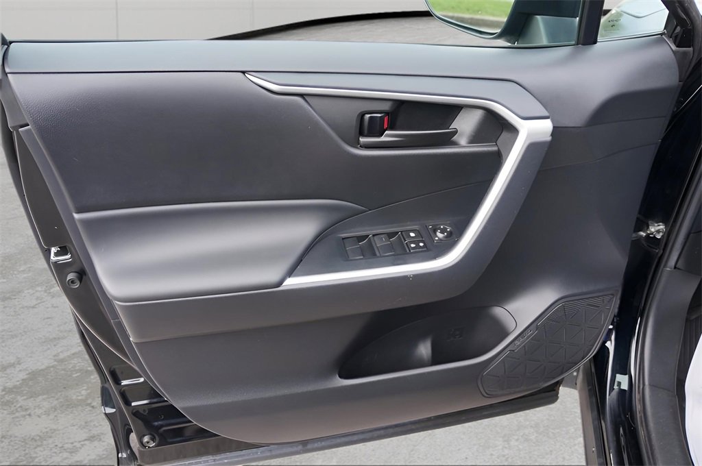 Used 2021 Toyota RAV4 LE image 12