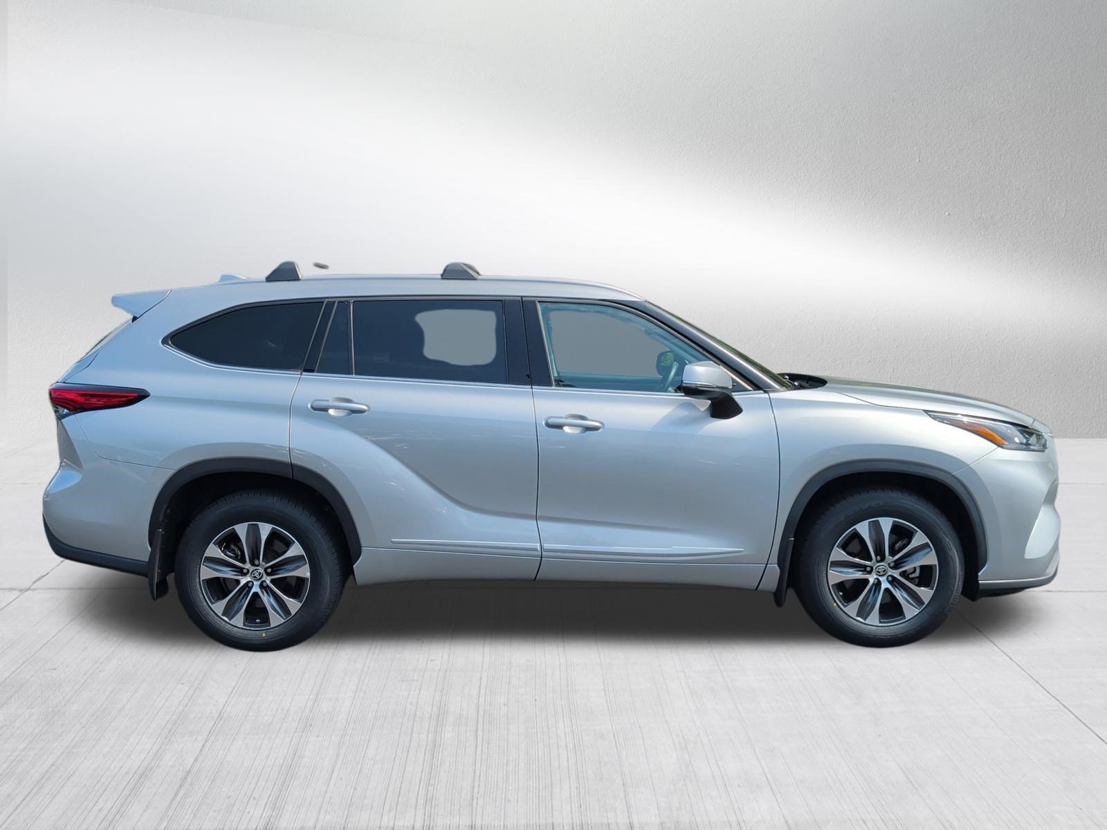 Used 2022 Toyota Highlander XLE AWD/4WD image 8