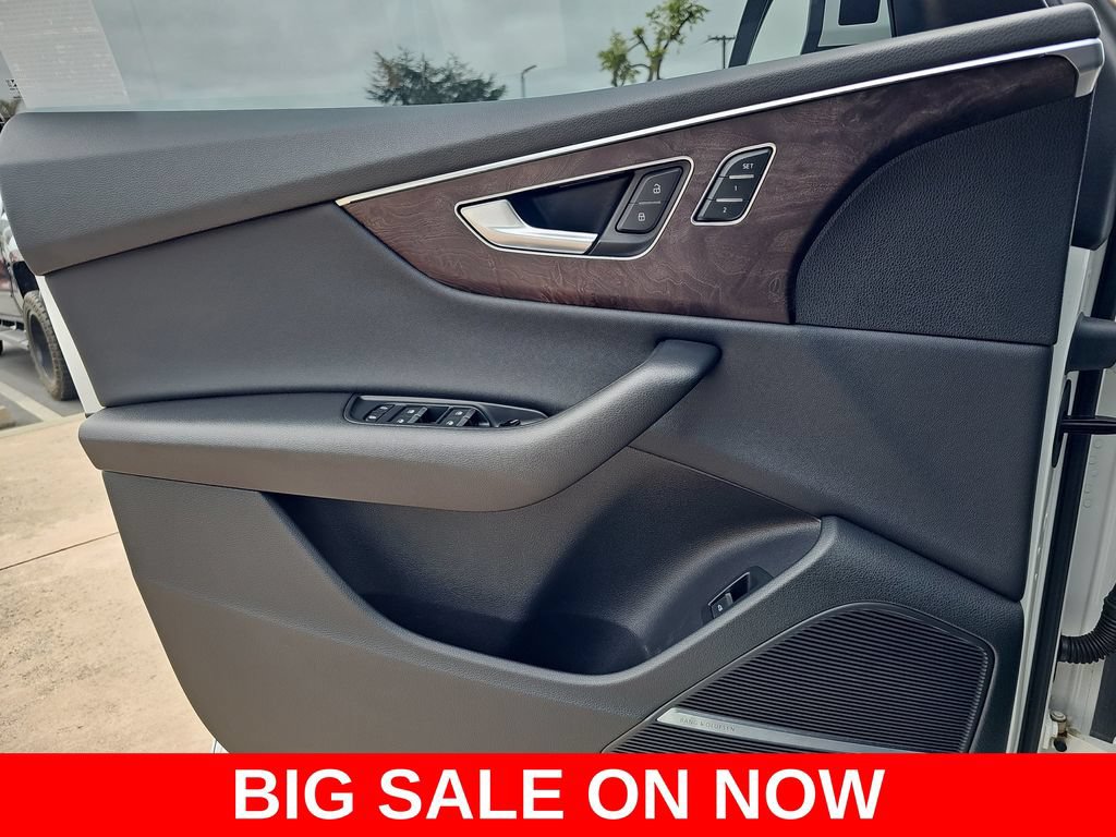 Used 2019 Audi Q8 Premium Plus w/ Premium Plus AWD/4WD image 28