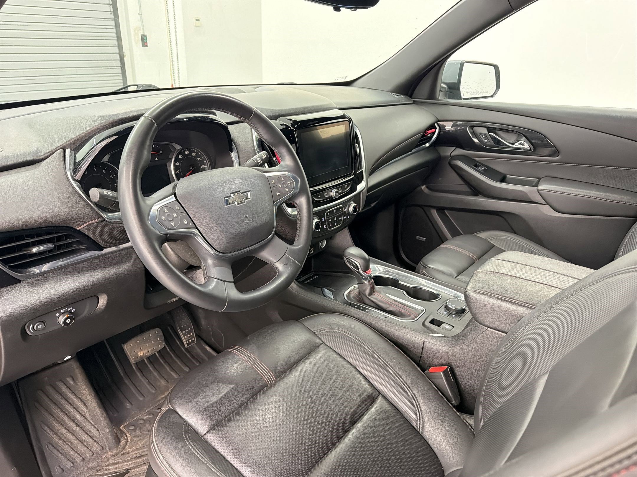 Used 2023 Chevrolet Traverse RS FWD image 4
