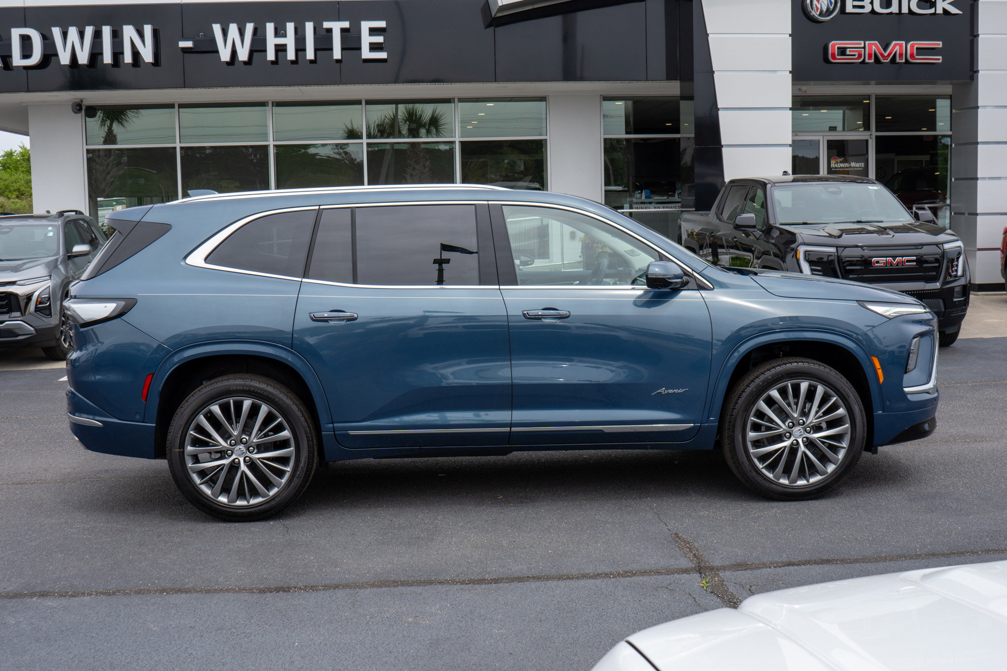 New 2026 Buick Enclave Avenir image 2