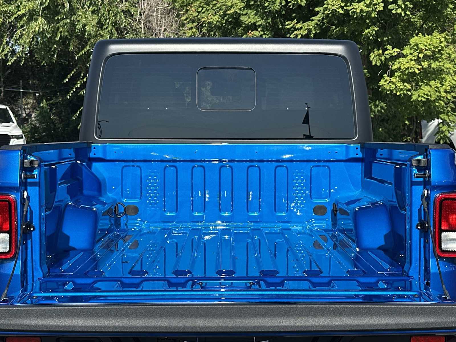 New 2025 Jeep Gladiator Sport image 19