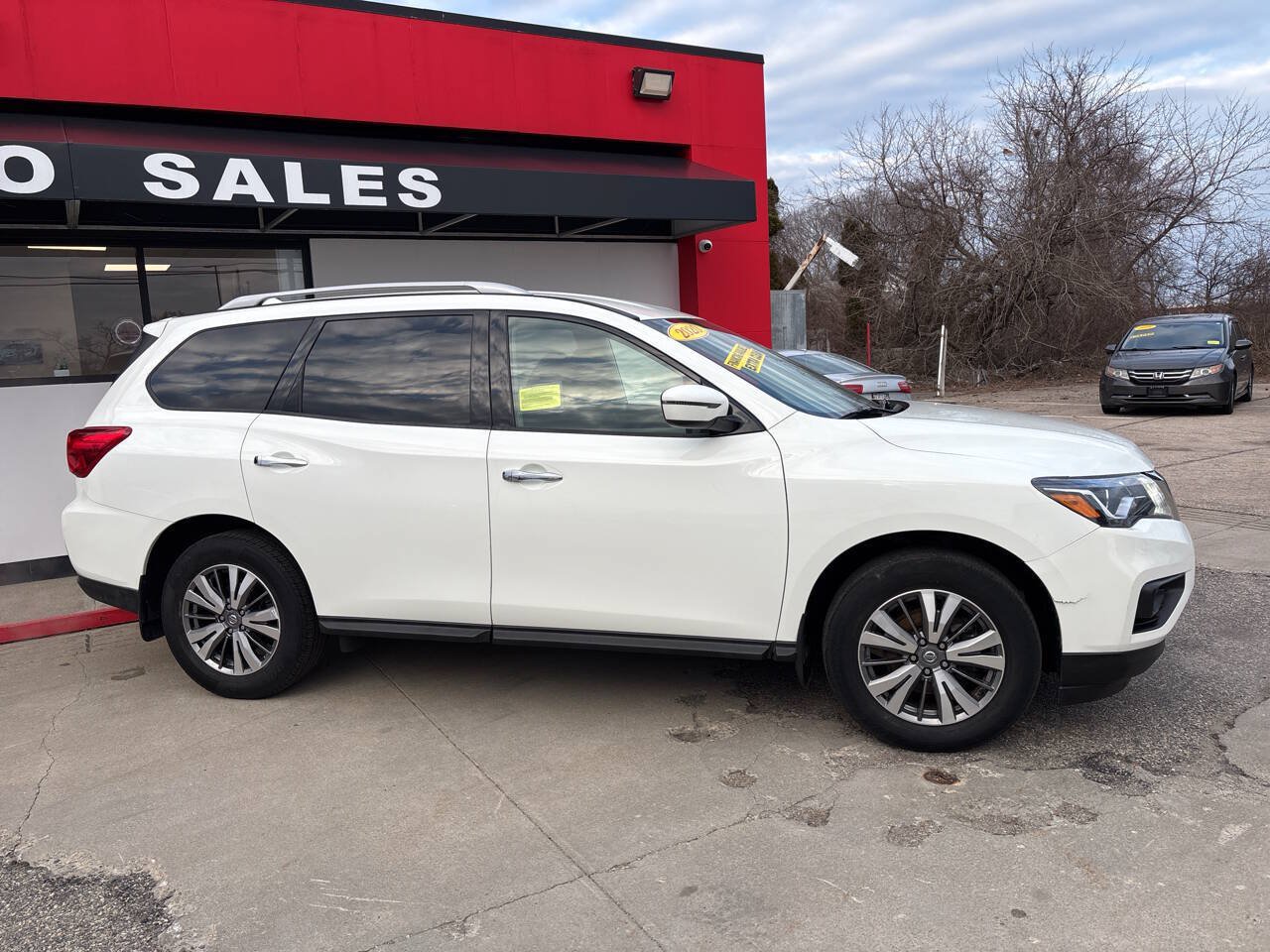 Used 2020 Nissan Pathfinder S AWD/4WD image 2