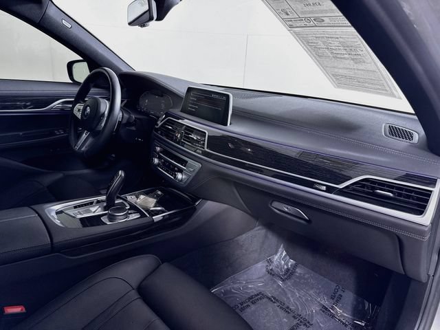 Used 2022 BMW 740i w/ M Sport Package RWD image 31
