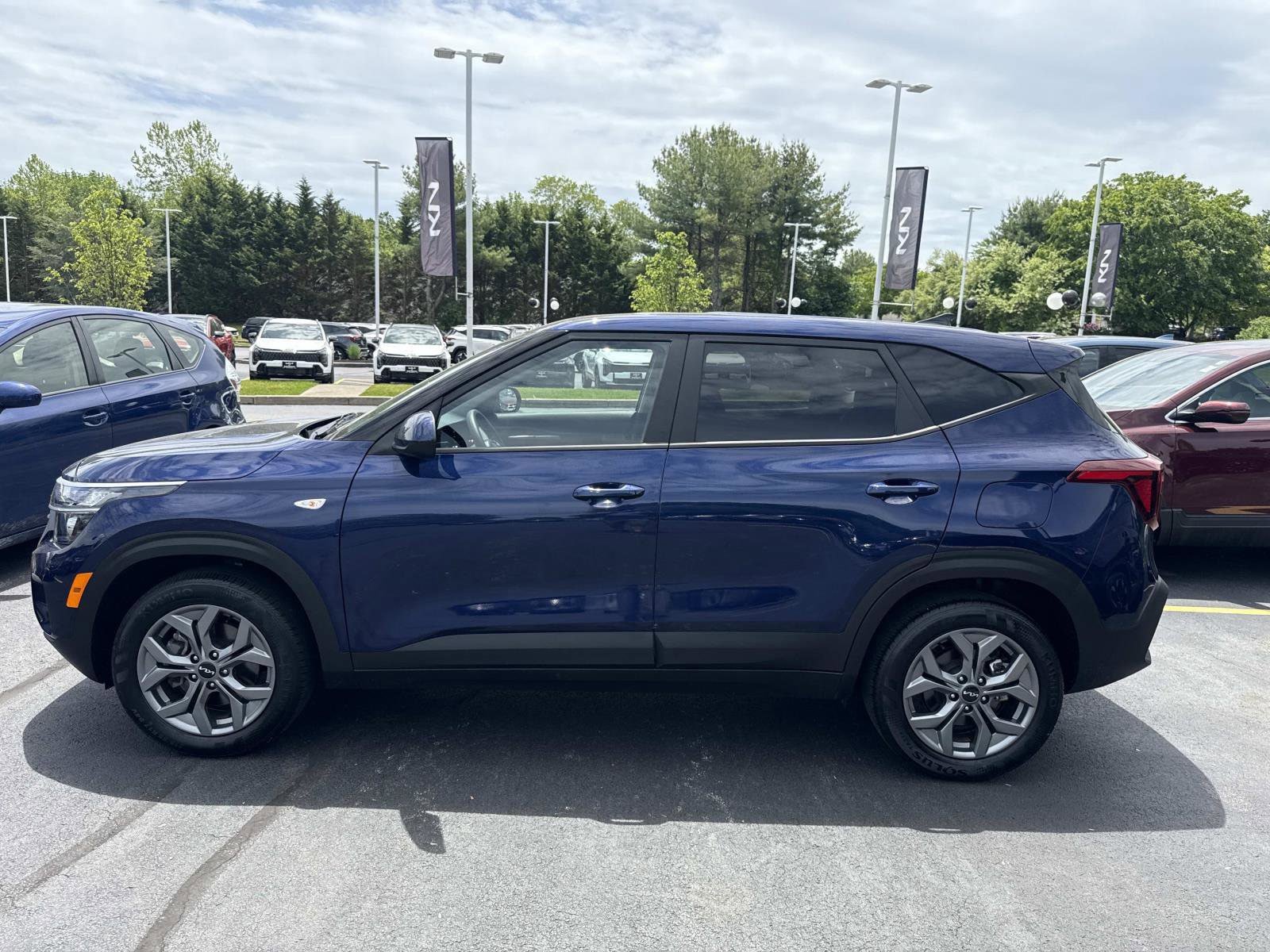 Used 2025 Kia Seltos LX AWD/4WD image 2