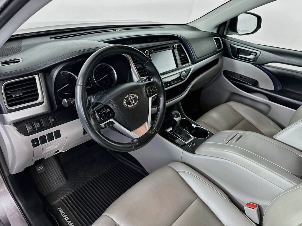 Used 2019 Toyota Highlander XLE AWD/4WD image 28