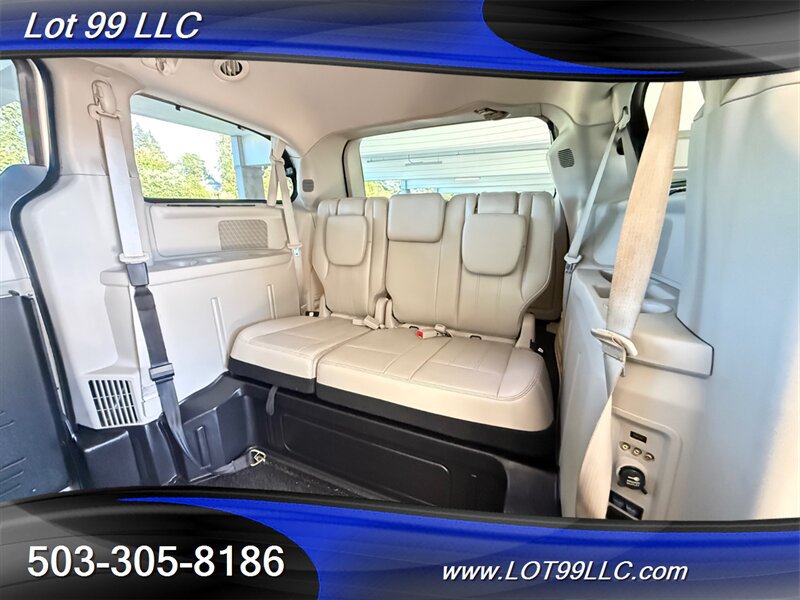 Used 2013 Chrysler Town & Country Touring FWD image 6