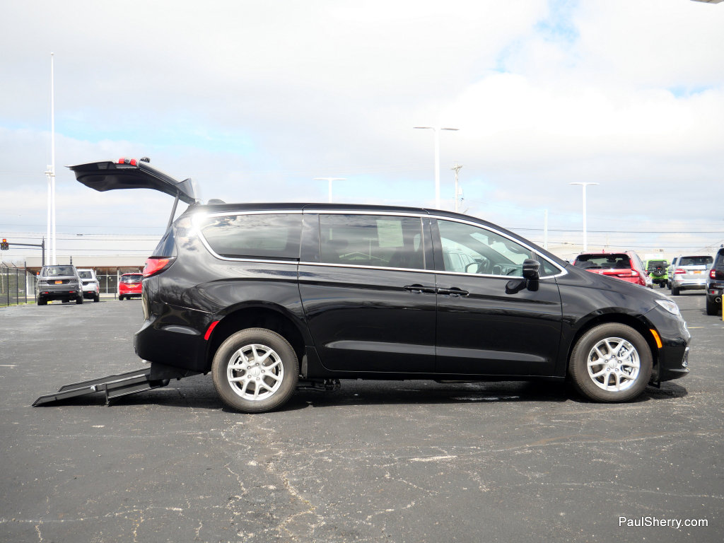 Used 2025 Chrysler Pacifica Select FWD image 13