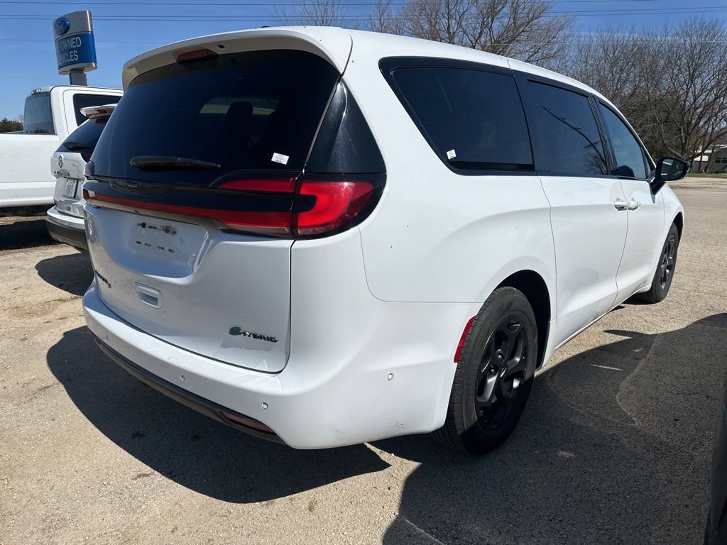 Used 2024 Chrysler Pacifica Select image 8