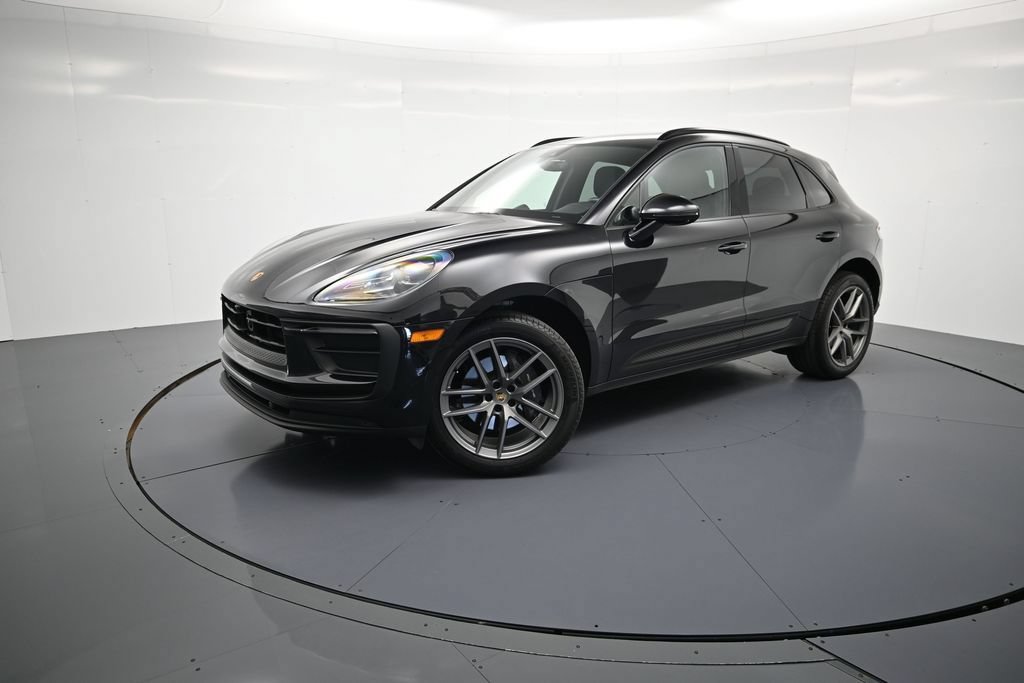 Certified 2025 Porsche Macan AWD/4WD image 37