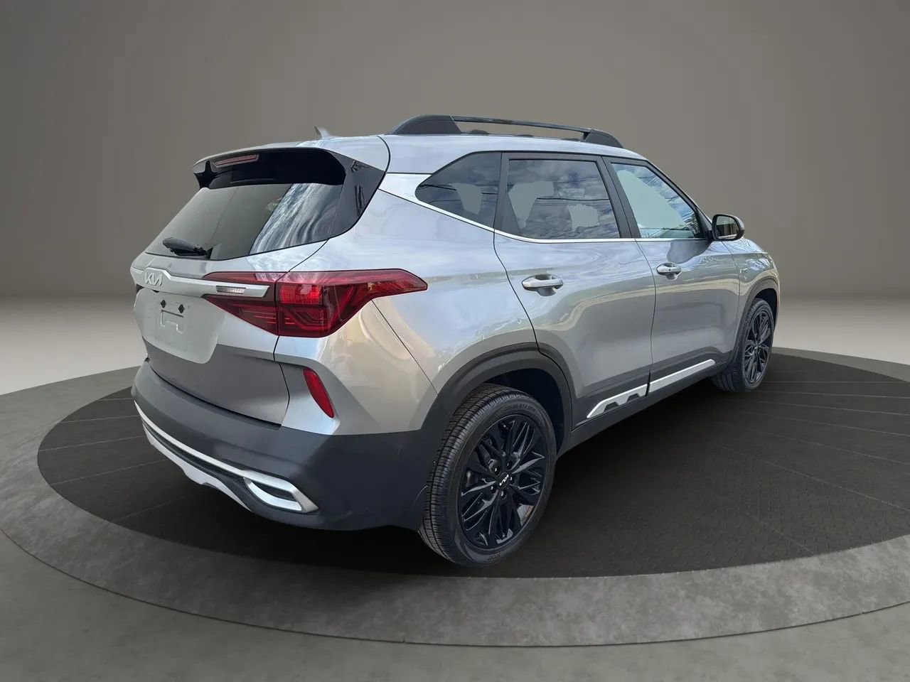 Used 2022 Kia Seltos Nightfall Edition image 5