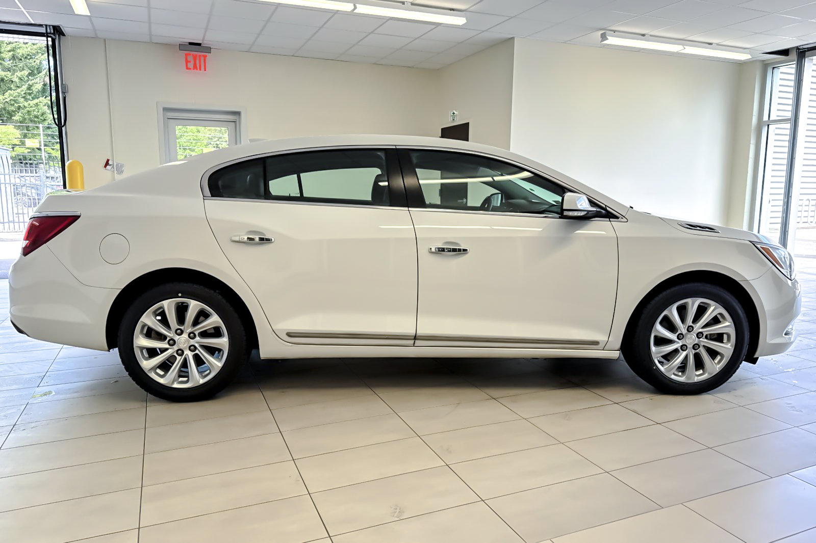 Used 2016 Buick LaCrosse Leather FWD image 3