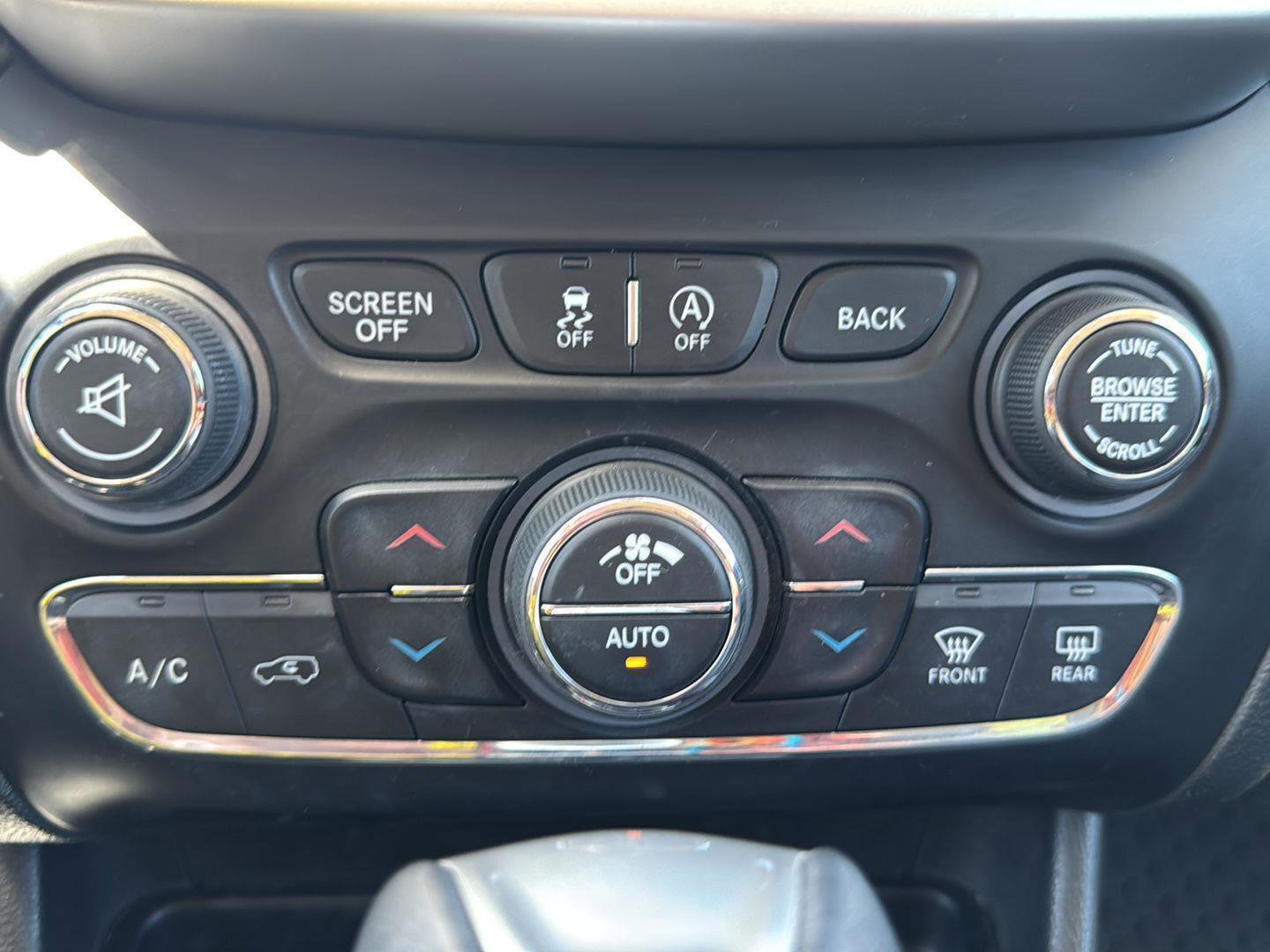 Used 2015 Jeep Cherokee Trailhawk w/ Comfort/Convenience Group AWD/4WD image 15