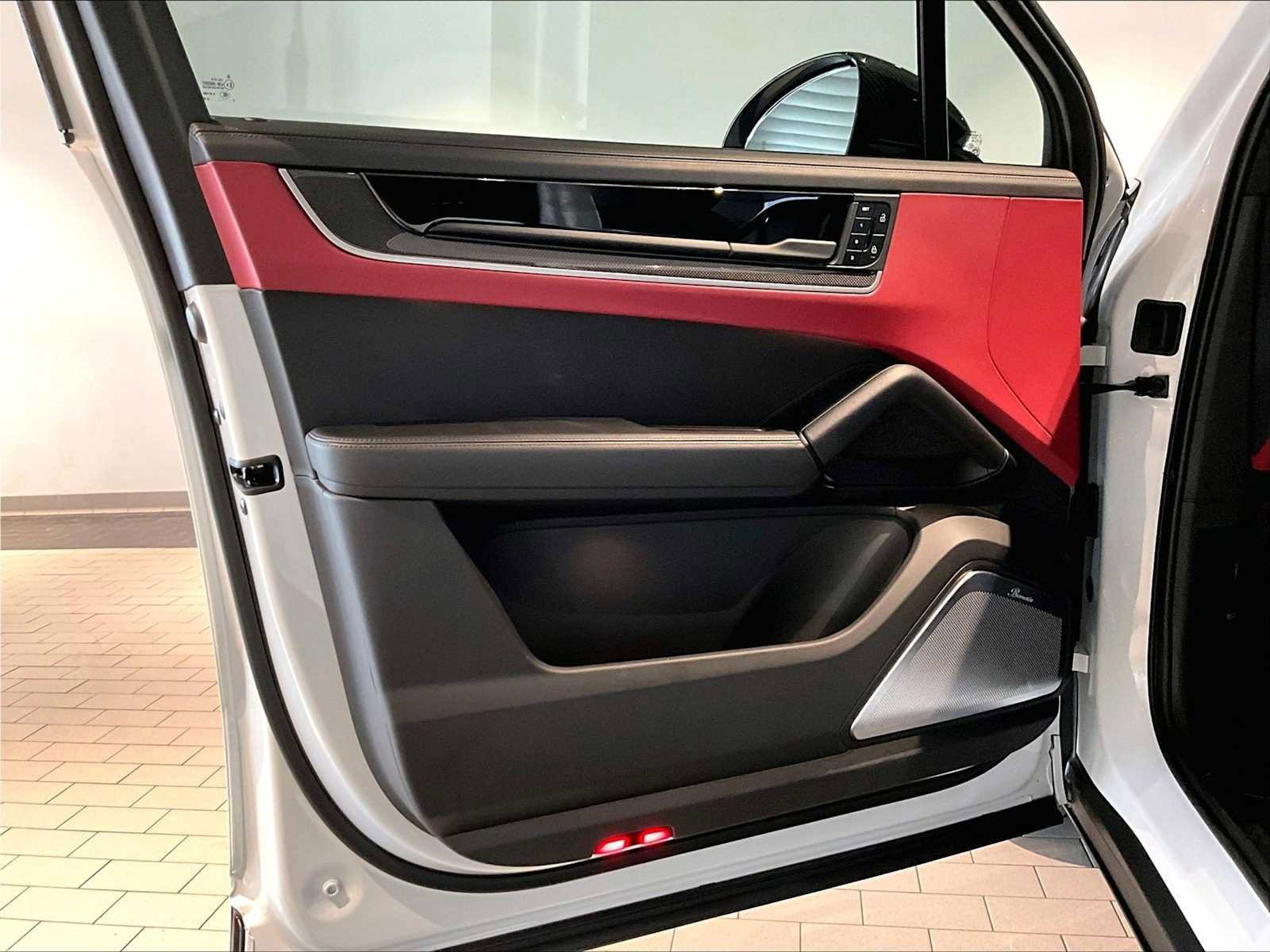 Used 2025 Porsche Cayenne Turbo image 26