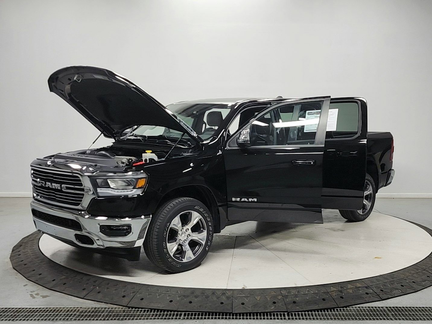 Used 2023 RAM 1500 Laramie AWD/4WD image 11