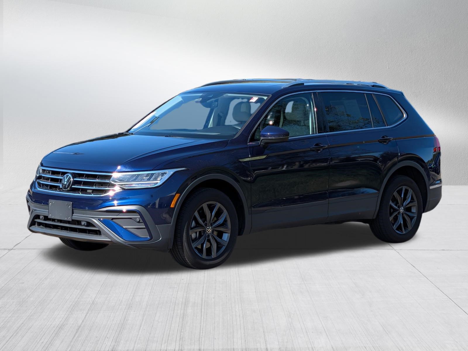 Used 2023 Volkswagen Tiguan SE w/ Panoramic Sunroof Package AWD/4WD image 3