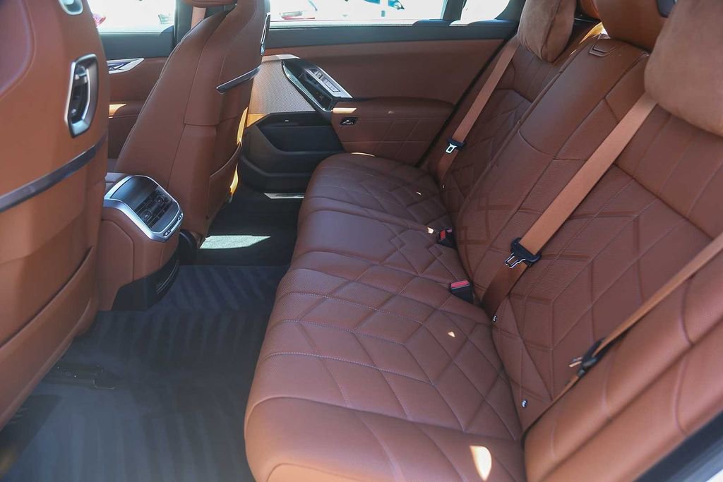 Used 2025 BMW i7 xDrive60 image 15