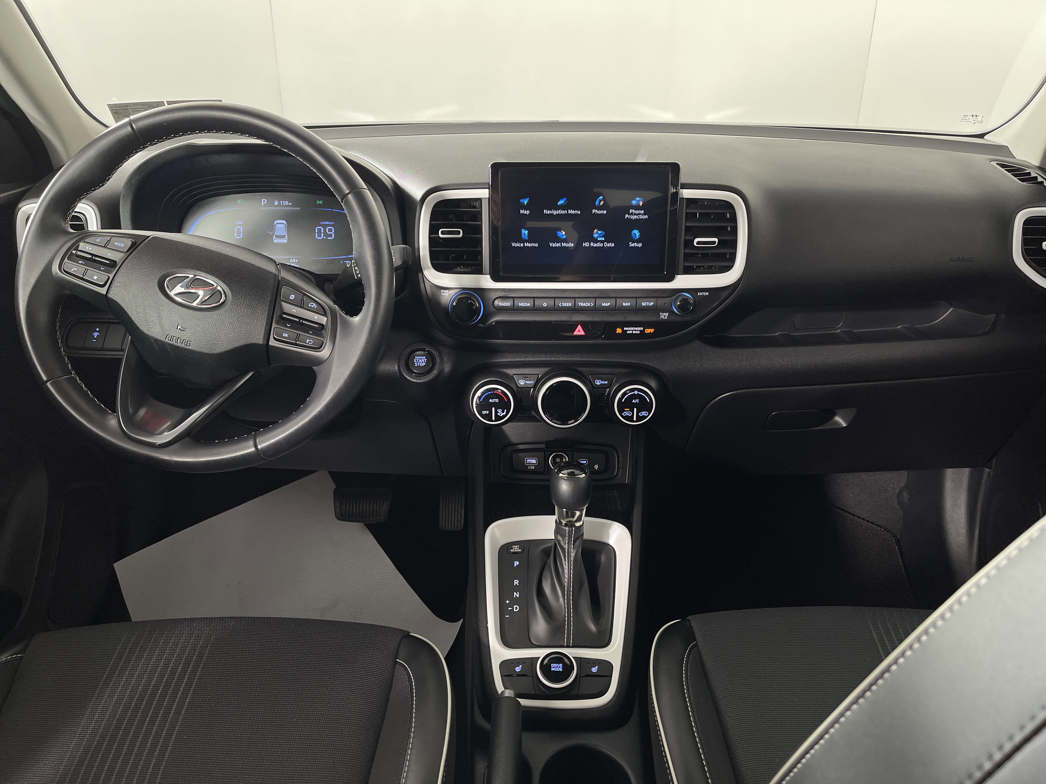 Used 2023 Hyundai Venue Limited image 13