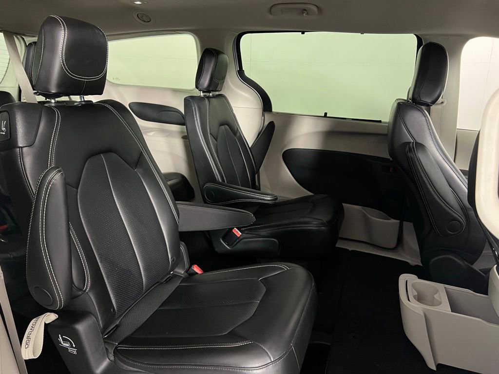 Used 2024 Chrysler Pacifica Touring-L image 27