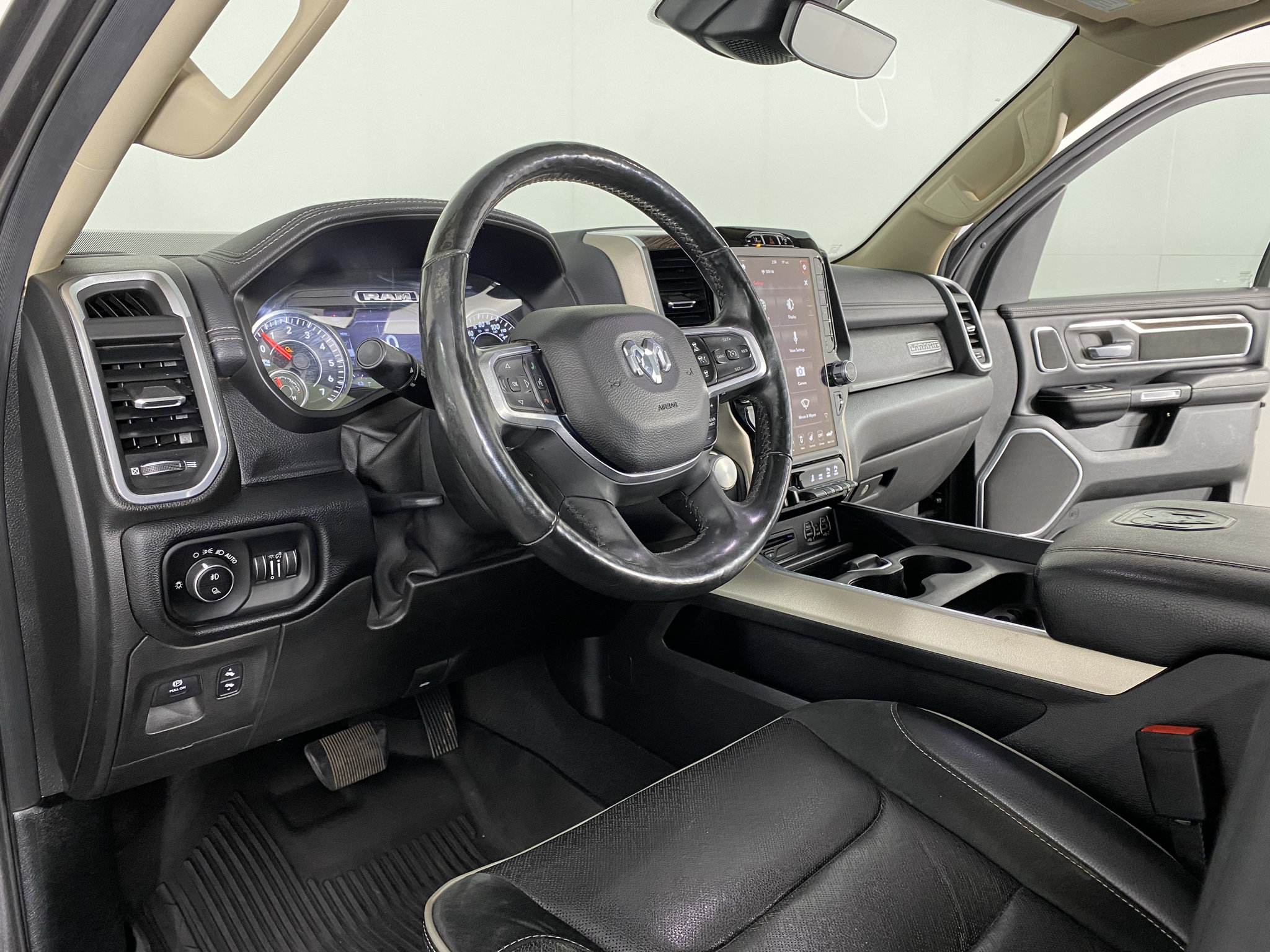 Used 2019 RAM 1500 Laramie AWD/4WD image 12