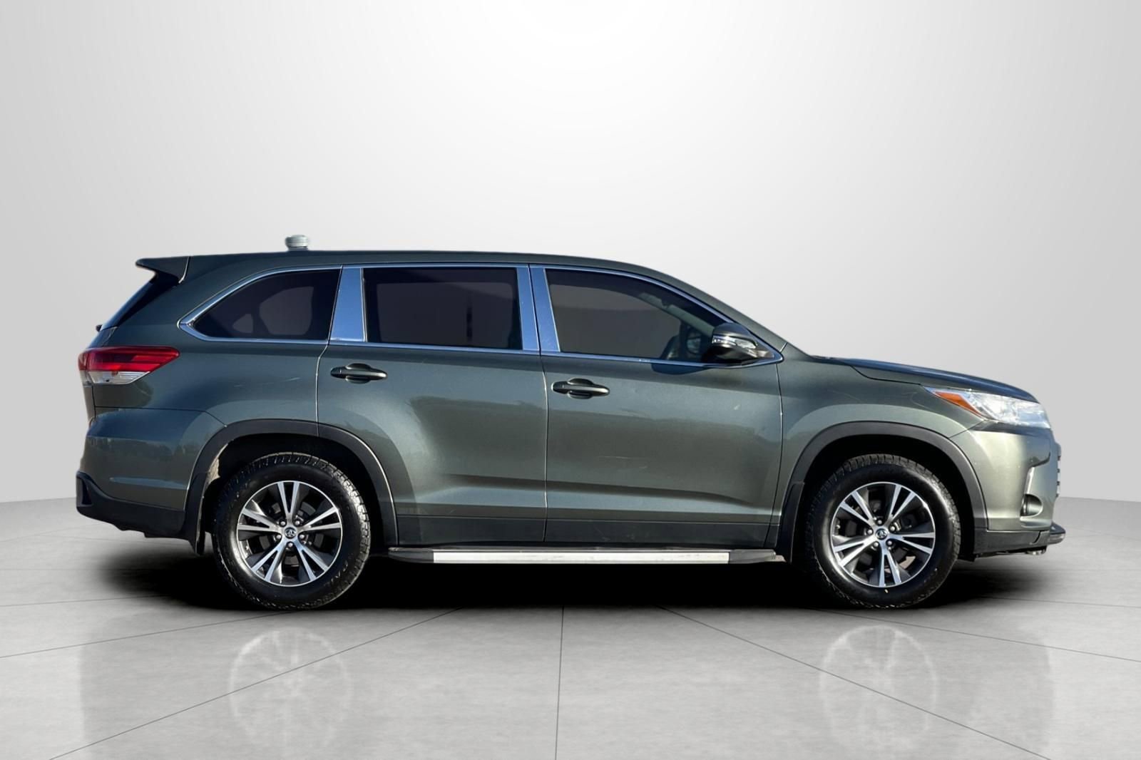 Used 2019 Toyota Highlander LE AWD/4WD image 4