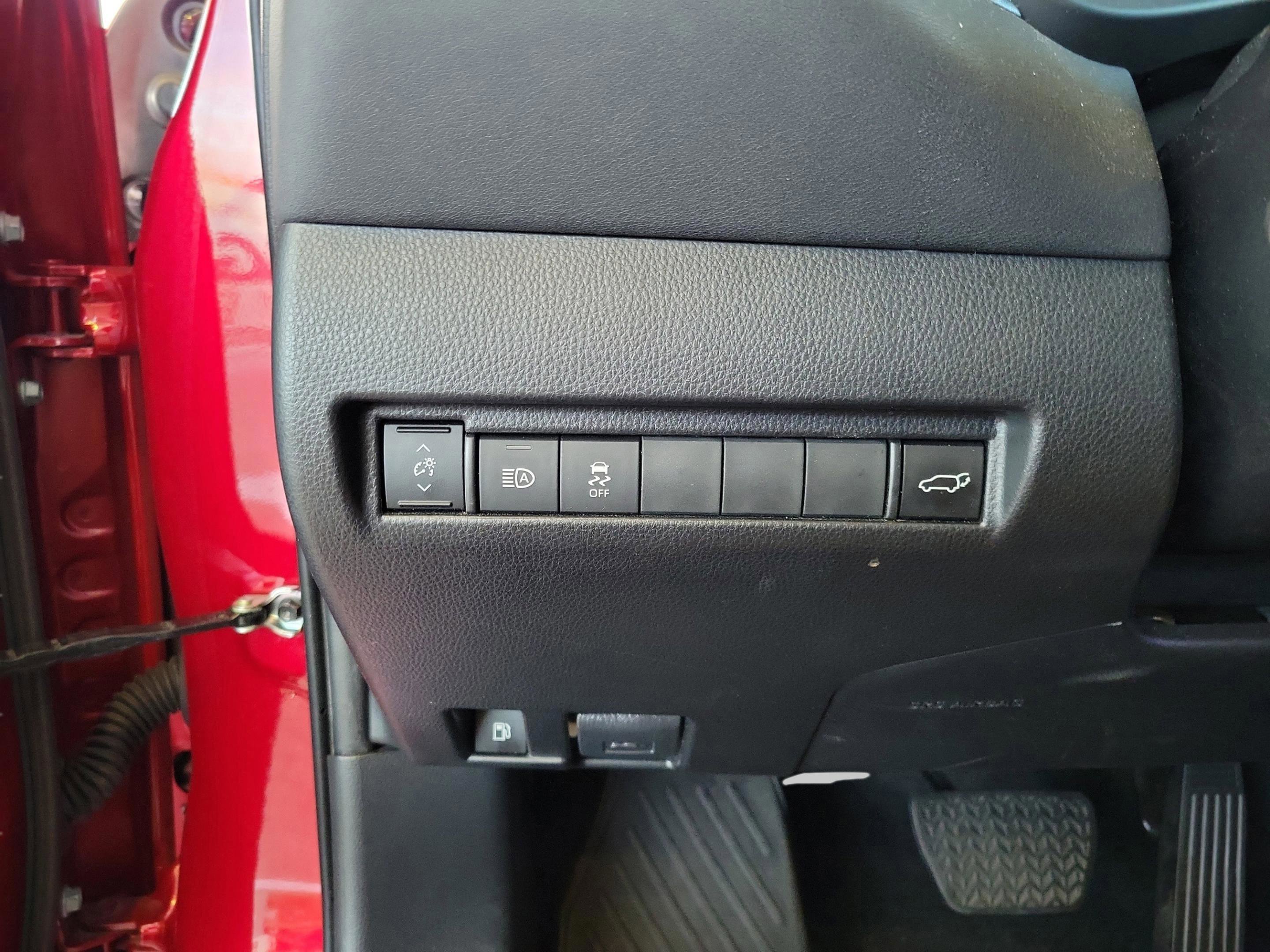 Used 2023 Toyota Venza XLE image 10