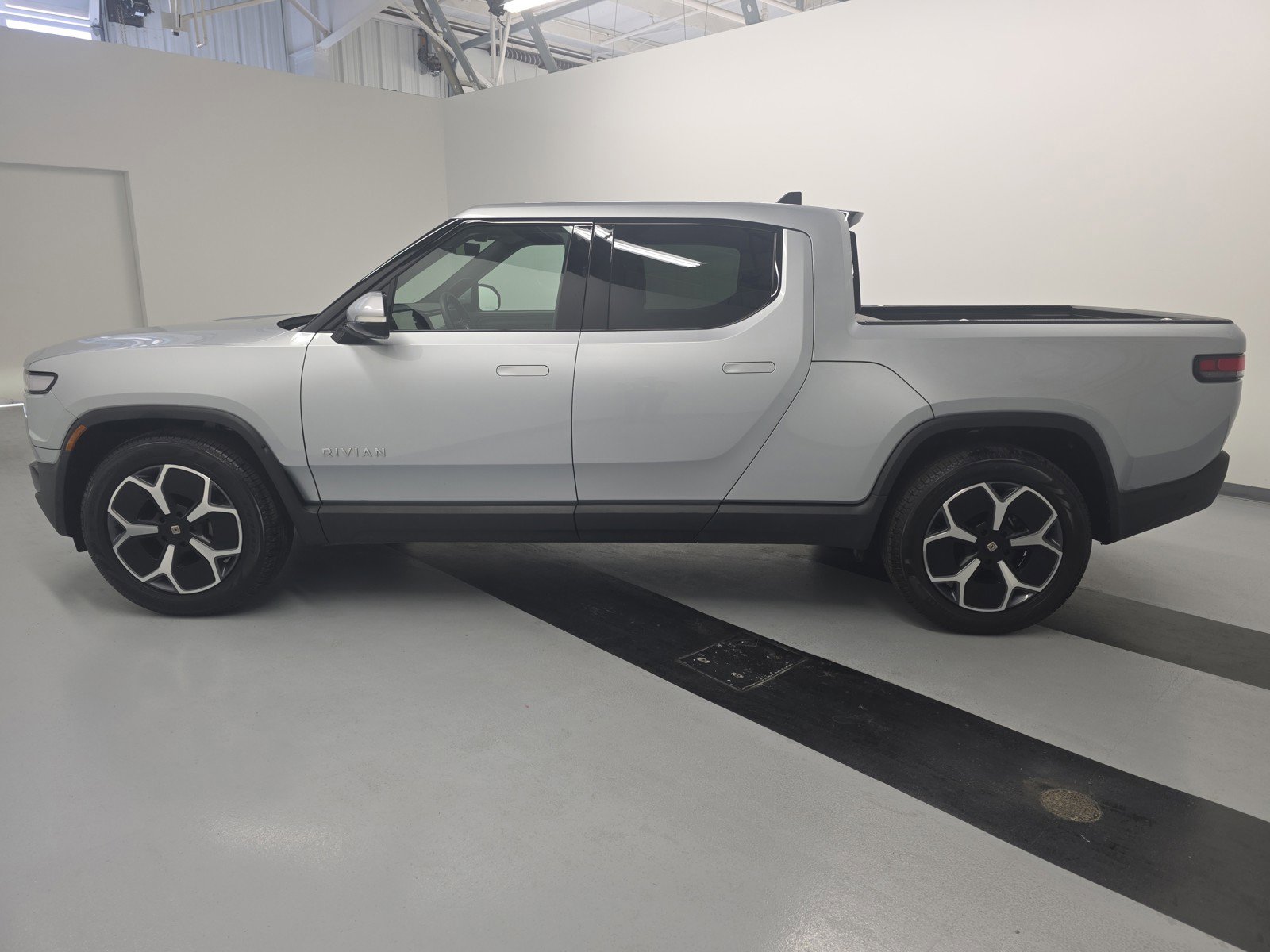 Used 2024 Rivian R1T Adventure AWD/4WD image 2