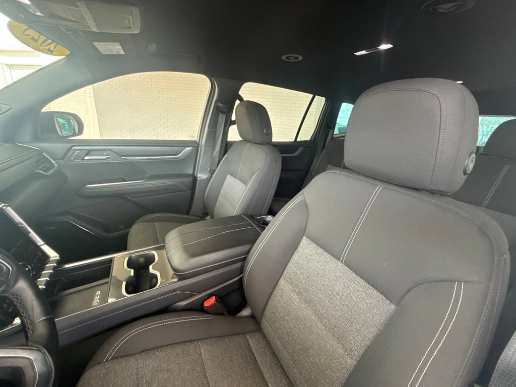 Used 2025 GMC Acadia Elevation FWD image 28