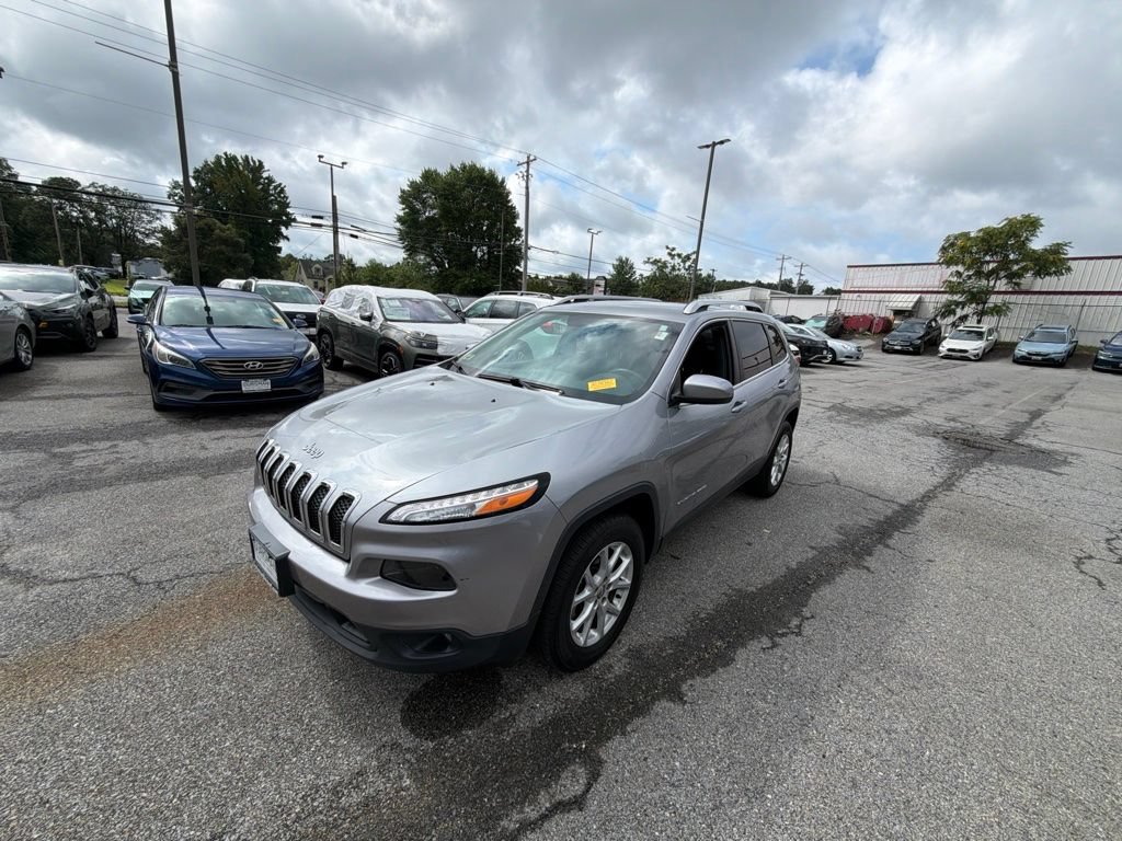 Used 2017 Jeep Cherokee Latitude w/ Cold Weather Group AWD/4WD image 3