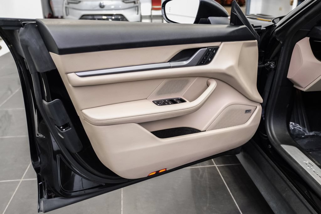 Used 2025 Porsche Taycan RWD image 37